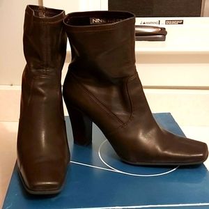 Like new pull on booties